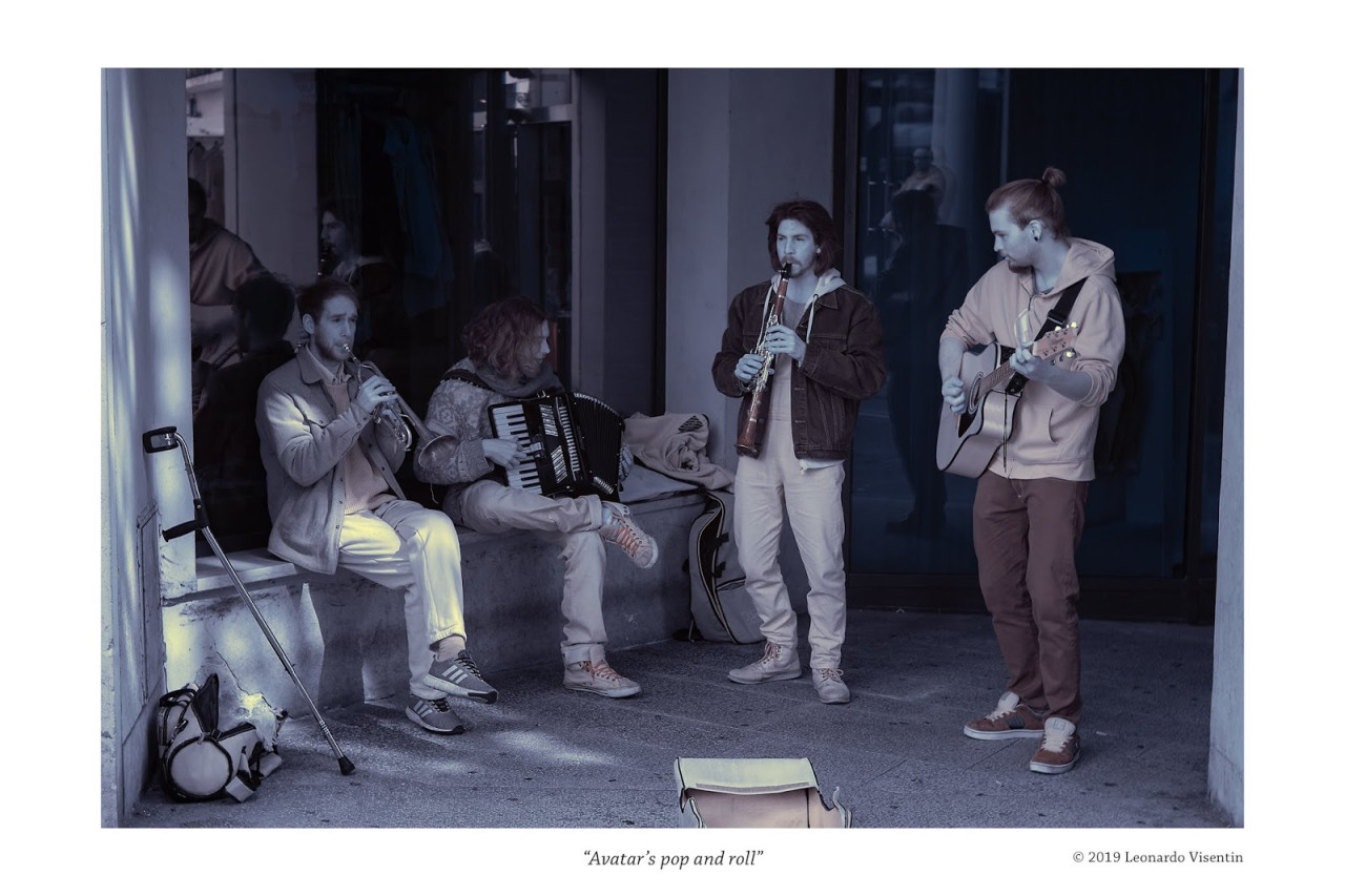 Musicisti di strada all'infrarosso