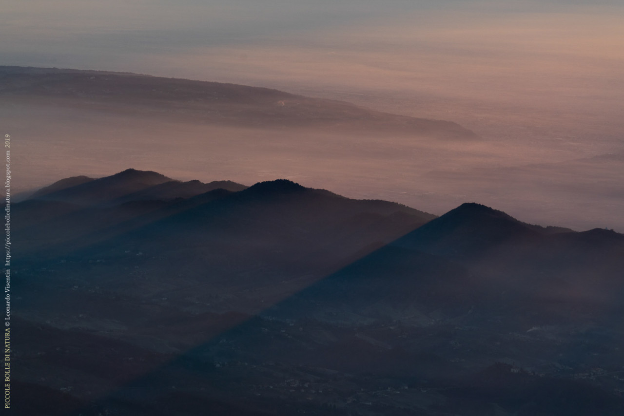 Vista su colli asolani nella foschia