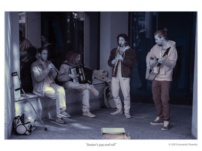 Musicisti di strada all'infrarosso