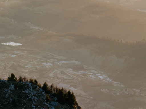 Vista su colli asolani e Salto della Capra in primo piano