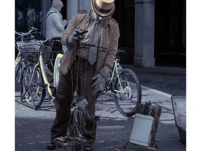 Artista di strada all'infrarosso