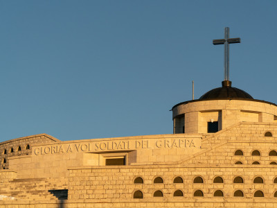 Vista del Sacrario dorato dal Sole