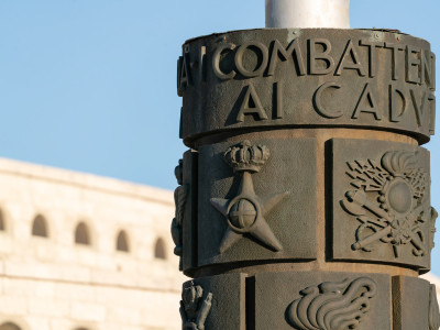 Base del portabandiera con dedicazione ai Caduti